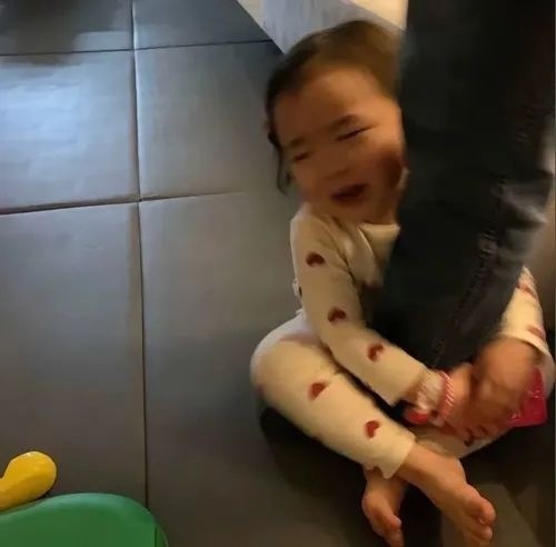 Meme hài em bé ôm chân cầu xin van nài