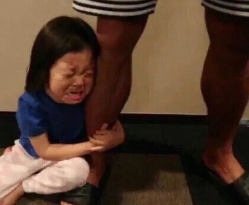 Meme em bé năn nỉ nhìn phát mềm lòng