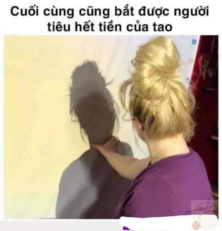 Anh chàng bóp cổ cái bóng với biểu cảm buồn cười cực lầy