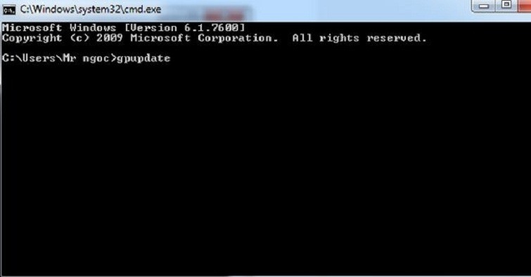 Chạy lệnh gpupdate /force trong Command Prompt để cập nhật chính sách