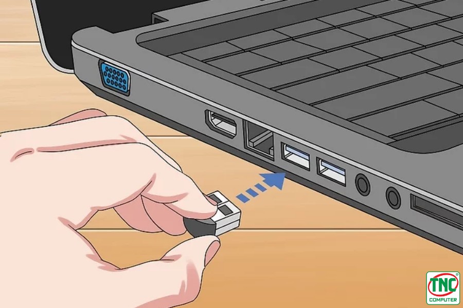 Cắm đầu thu USB của chuột vào cổng USB trên laptop