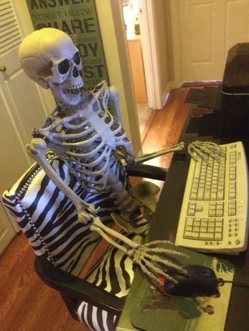 Hình chế xương đang làm việc chạy deadline