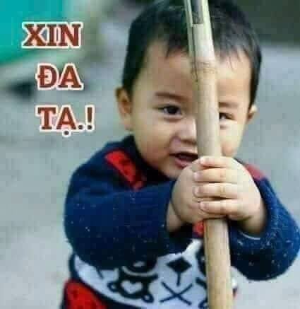Một meme đa tạ với biểu cảm ngạc nhiên và hành động cúi đầu, thường dùng khi nhận được sự giúp đỡ bất ngờ