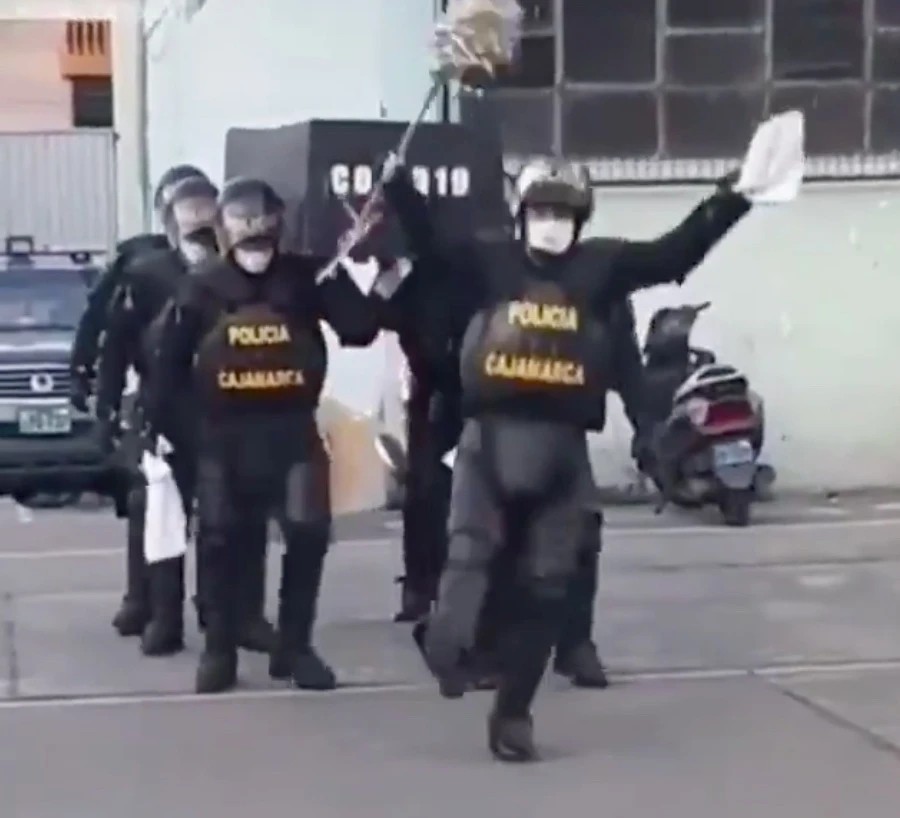 Các thành viên Dancing Pallbearers trong trang phục biểu diễn