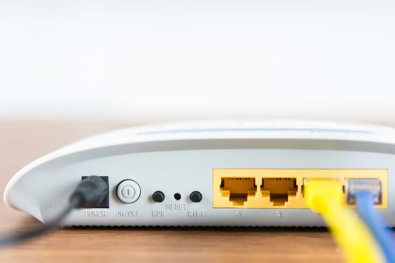 Reset Modem/Router về trạng thái mặc định để khắc phục lỗi mạng chậm trên PC