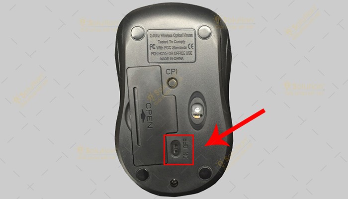 Kiểm tra và bật công tắc nguồn trên chuột không dây