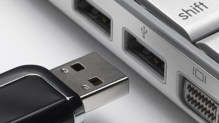 Cắm đầu thu USB của chuột không dây vào cổng USB trên laptop