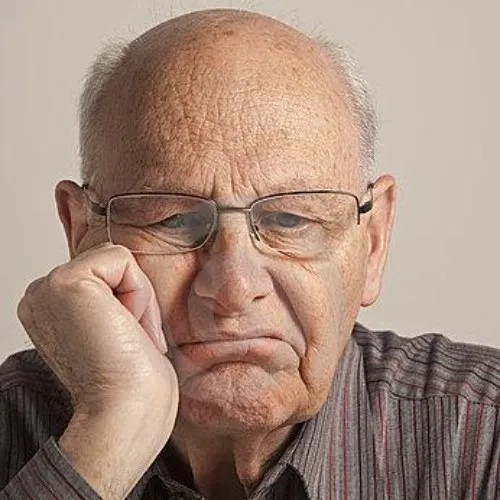 Ảnh chống cằm suy tư mô tả khoảng lặng ngắn trong những dòng suy tưởng mỗi ngày