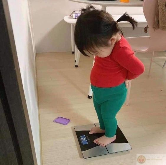 Meme em bé dỗi với vẻ mặt phụng phịu dễ thương