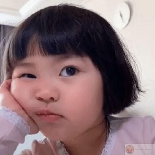 Meme em bé khóc với đôi mắt ướt át đầy cảm xúc