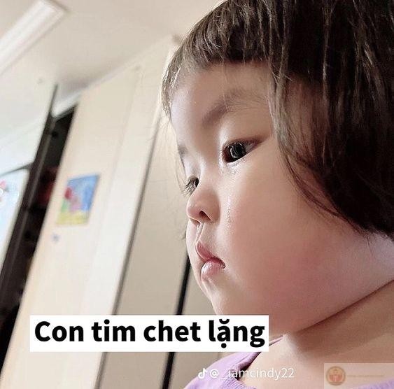 Meme em bé lườm với ánh mắt đầy biểu cảm
