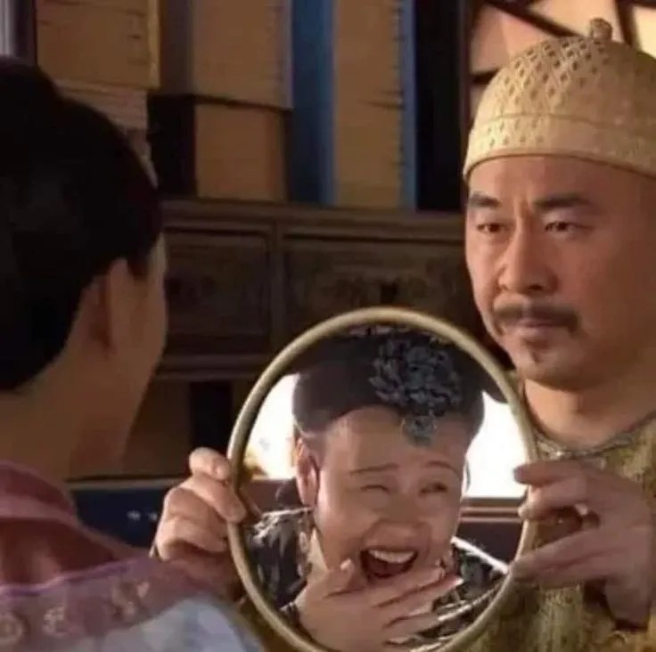 Một phi tần giơ quạt che mặt với ánh mắt dò xét, thể hiện sự kín đáo nhưng đầy cảnh giác