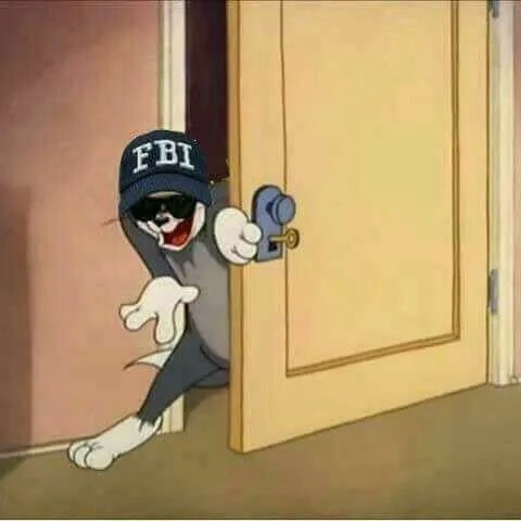 Mèo Tom đội nón FBI mở cửa với nụ cười nham hiểm