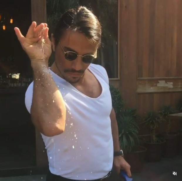 Nusret Gökçe hay Salt Bae đang thực hiện động tác rắc muối trứ danh của mình