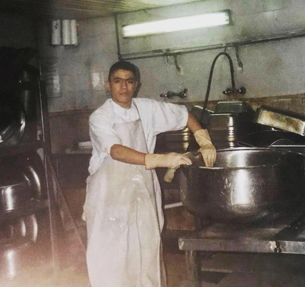 Nusret Gökçe trong vai một đồ tể trẻ tuổi, trước khi đạt được danh tiếng toàn cầu
