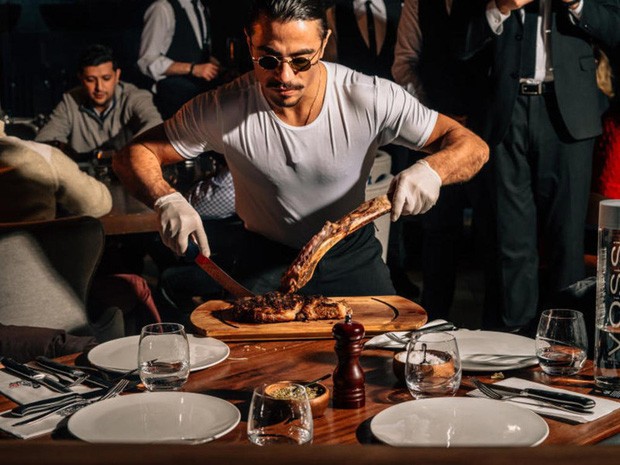 Khách hàng sẵn sàng chi trả hàng nghìn đô la chỉ để xem Salt Bae rắc muối và chế biến beefsteak
