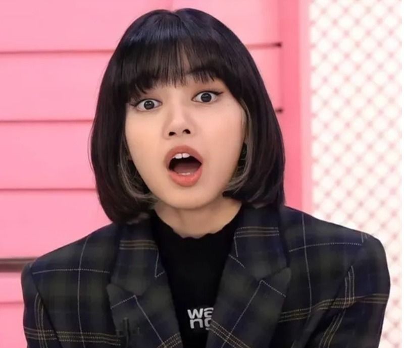 Người đàn ông da đen với biểu cảm ngạc nhiên, ánh mắt khó hiểu và miệng hé mở