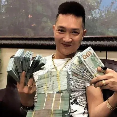 Meme Huấn Hoa Hồng ôm một đống tiền lớn, thể hiện cuộc sống giàu sang