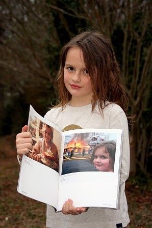 Zoë Roth chụp ảnh cùng bức ảnh "Disaster Girl" khi nó được đăng trên tạp chí JPEG