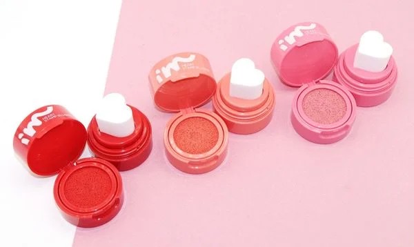 Phấn má hồng I'm Meme Heart Stamp Blusher chứa tinh dầu bao báp và lô hội dưỡng ẩm