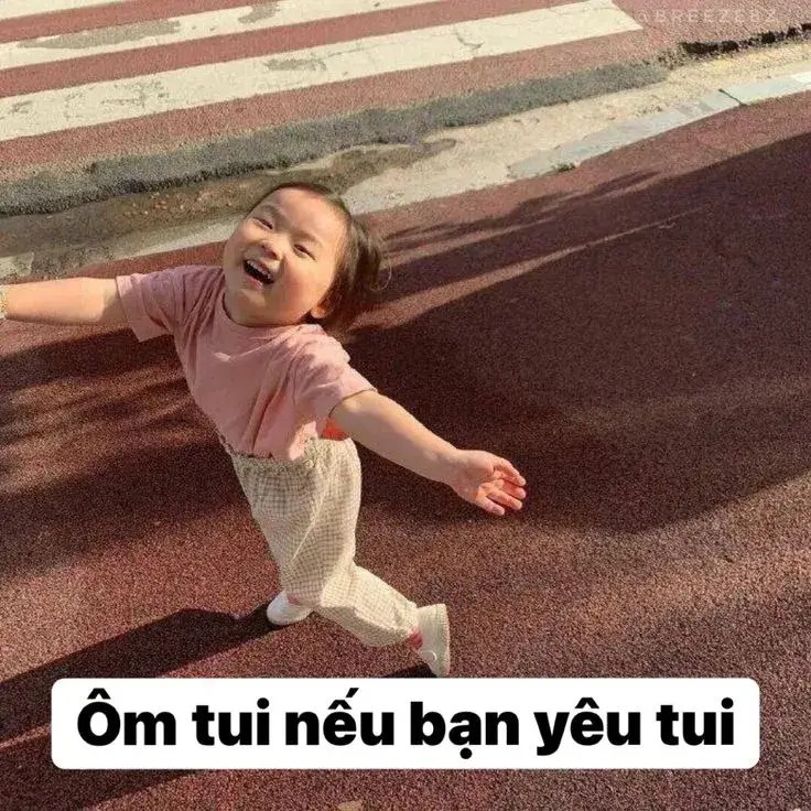 Meme bé gái dang tay chờ được ôm dễ thương và biểu cảm