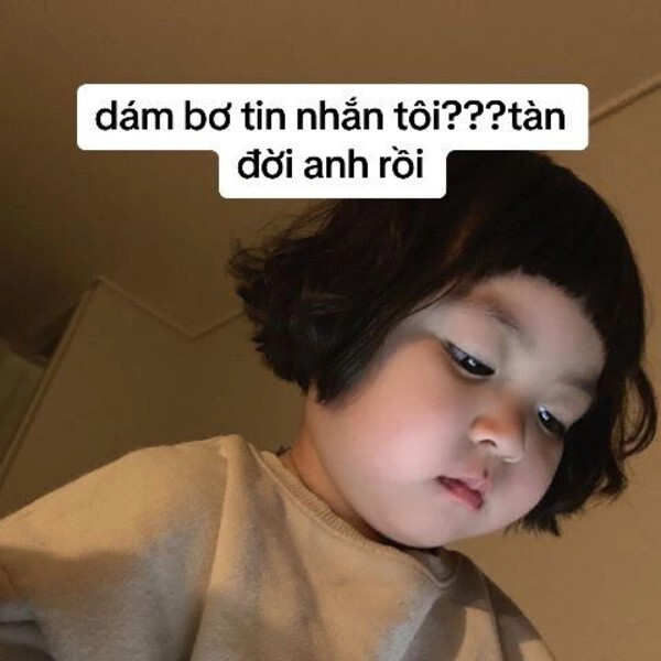 Em bé với biểu cảm mong đợi và ngây thơ