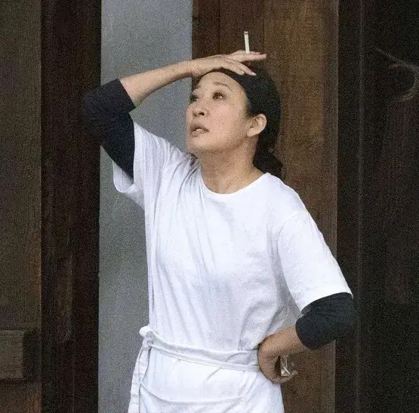 Meme hài bà bác hút thuốc lá dáng thảnh thơi