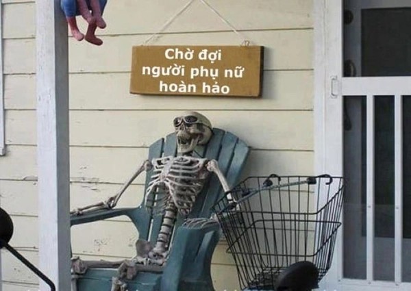 Nhân vật ngồi chờ không ai nhắn tin với vẻ mặt cô đơn và buồn bã