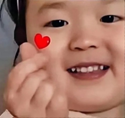 Meme thả tim nhìn yêu muốn xỉu luôn