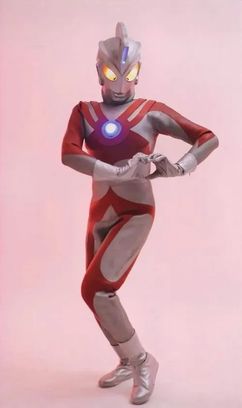 Hình chế Ultraman nghiêm túc tới mức khó đỡ