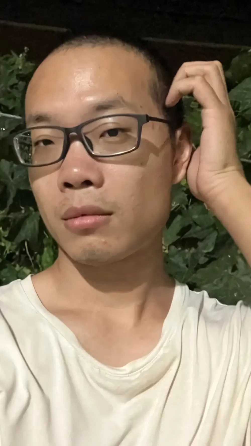 Một chàng trai với biểu cảm hài hước và độc đáo