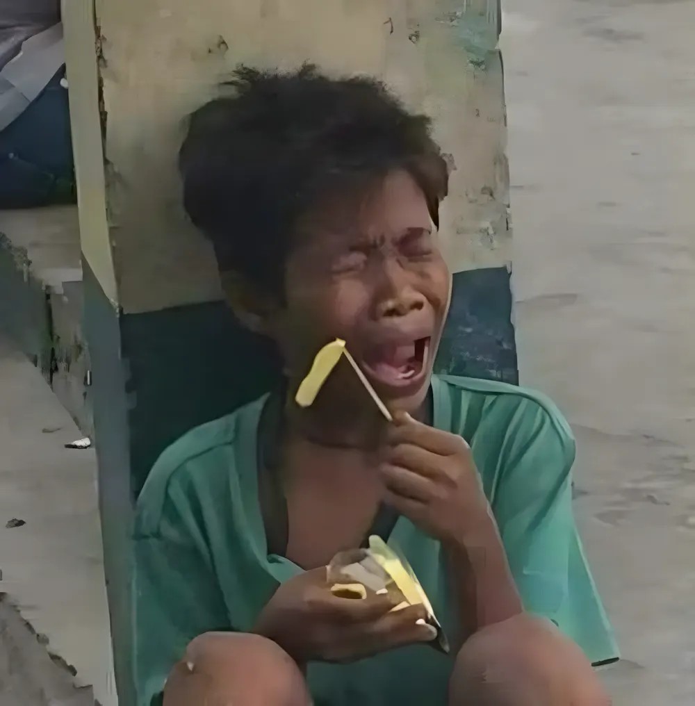 Meme khóc cười với hình ảnh một nhân vật hoạt hình đang gạt nước mắt nhưng vẫn nở nụ cười gượng gạo