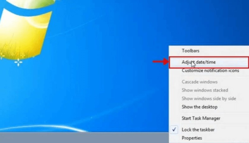 Người dùng nhấp chuột phải vào ngày giờ trên thanh Taskbar và chọn Adjust date/time trên Windows 7