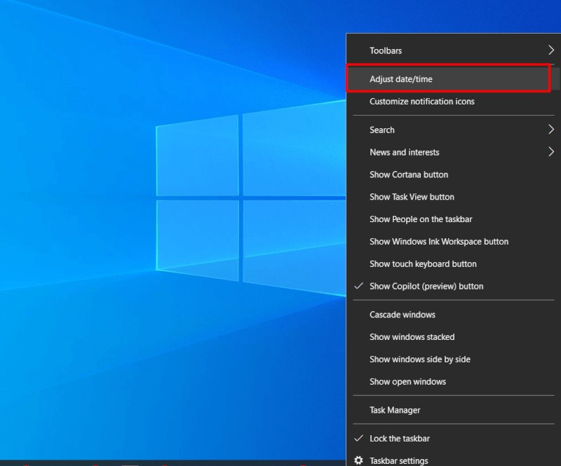 Người dùng nhấp chuột phải vào ngày giờ trên thanh Taskbar và chọn Adjust date/time trên Windows 8, 10, 11