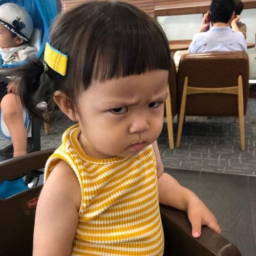 Khuôn mặt một người với biểu cảm "từ chối hiểu", hàm dưới hơi trễ xuống.