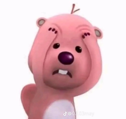 Một người phụ nữ đang nhăn mặt, cau mày nhìn thẳng về phía trước.