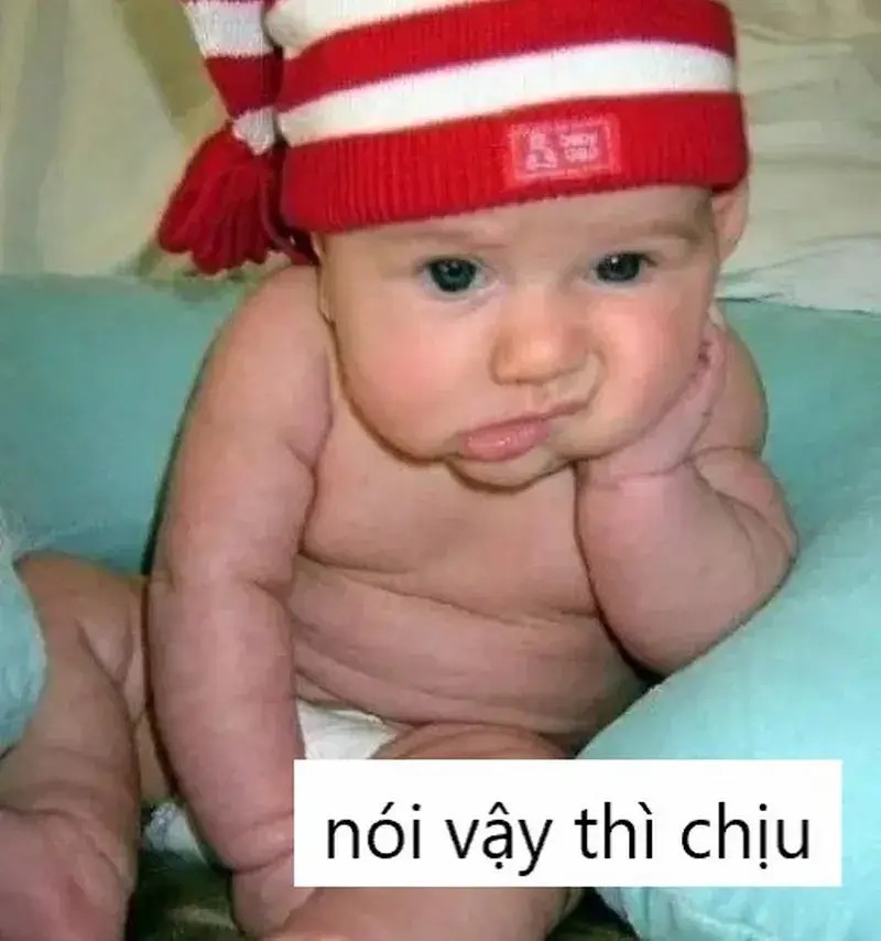 Ảnh em bé chịu đựng với khuôn mặt sượng sạo bật lên tinh thần châm nhẹ.