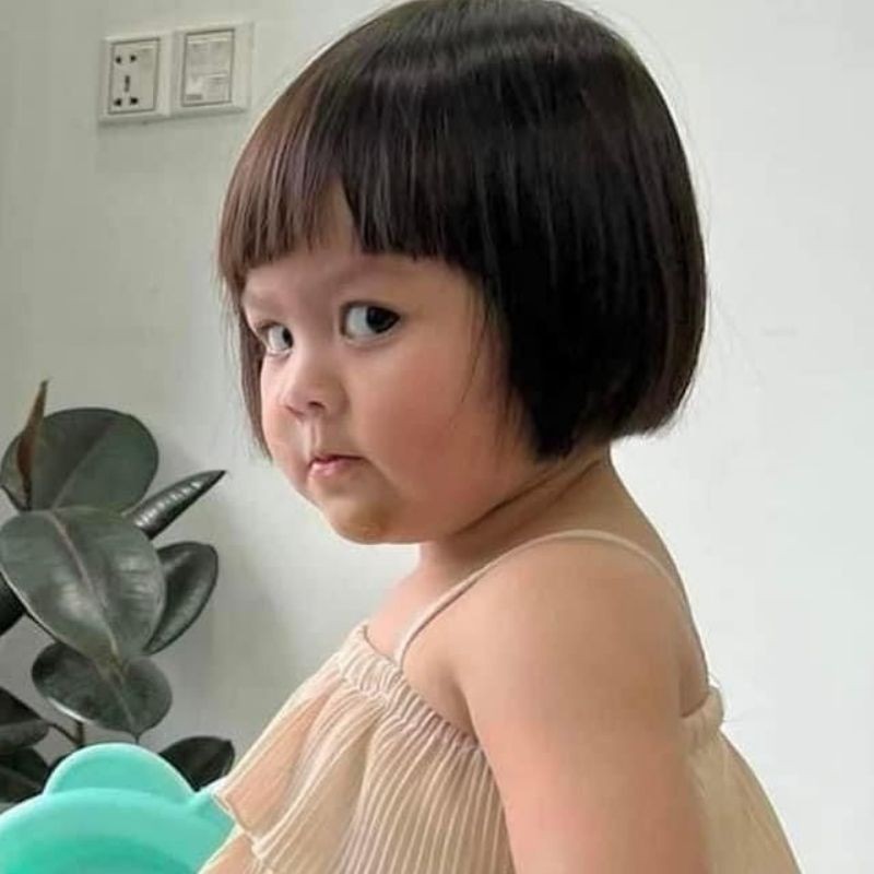 Em bé với đôi mắt ngấn nước và vẻ mặt đáng thương