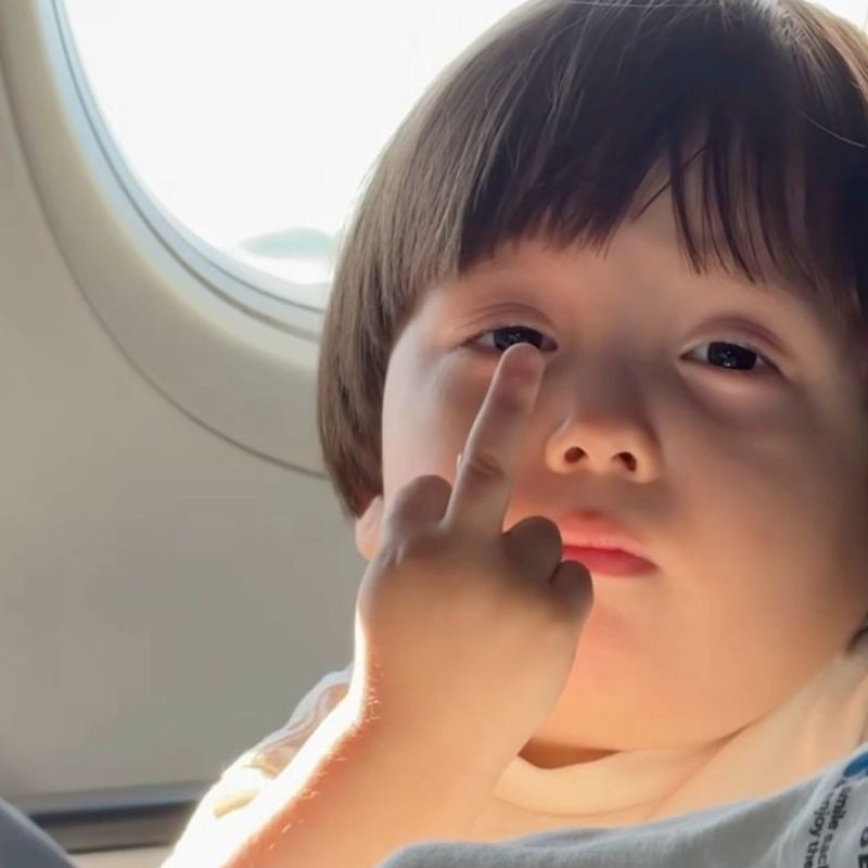 Em bé đang khoanh tay và chu môi đầy vẻ hờn dỗi