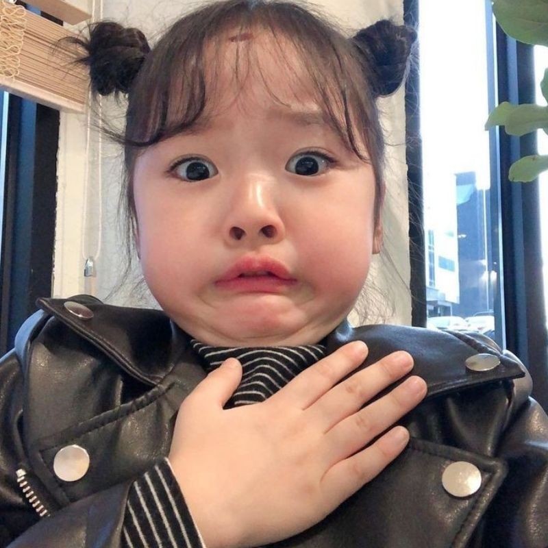 Em bé với vẻ mặt "cạn lời" vì điều gì đó