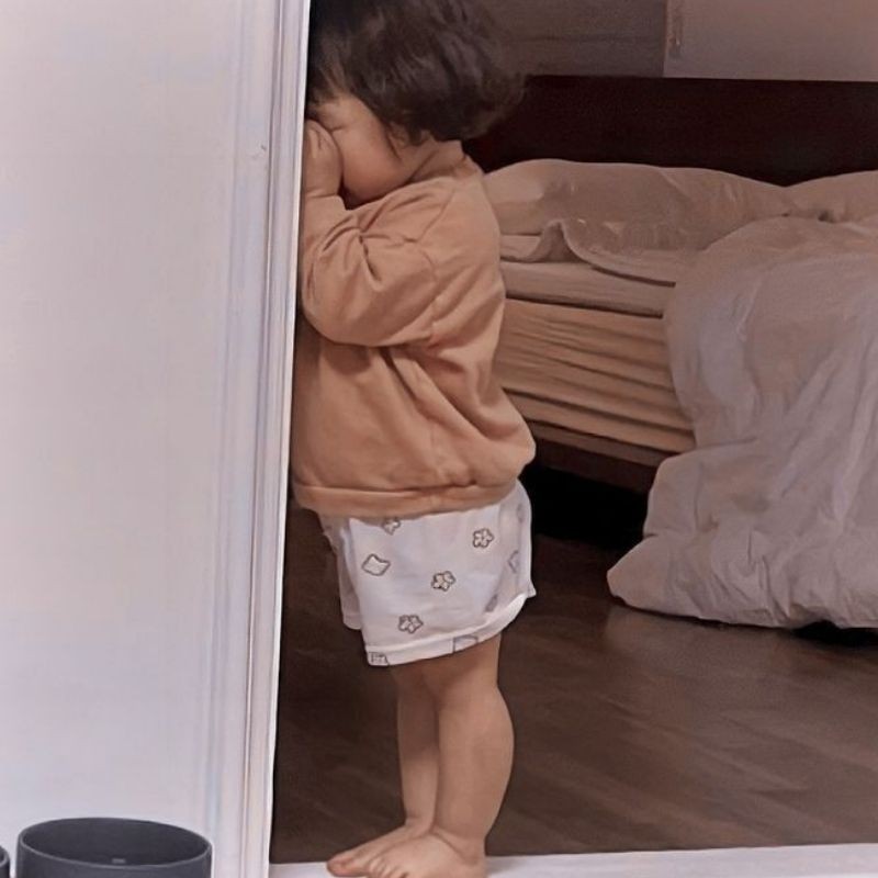 Meme này thể hiện sự giận dỗi đáng yêu của trẻ con