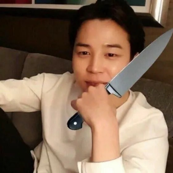 Ảnh meme người phụ nữ cầm dao thú vị