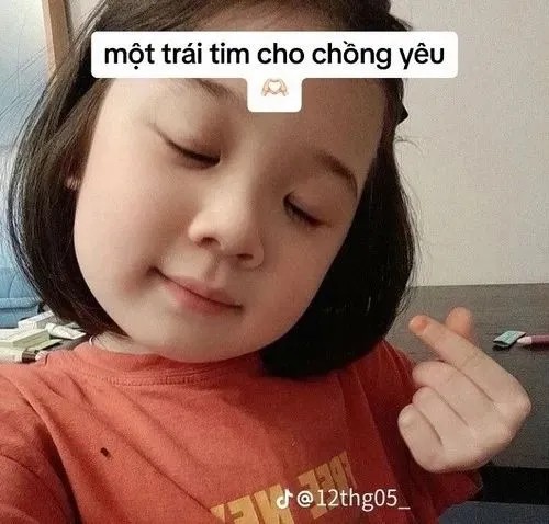 Khi em bé chun mũi có câu nói phụng phịu tạo nên loạt meme chữ gây cười cực mạnh