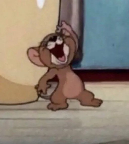 Chuột Jerry cười khoái chí, ánh mắt ranh mãnh.