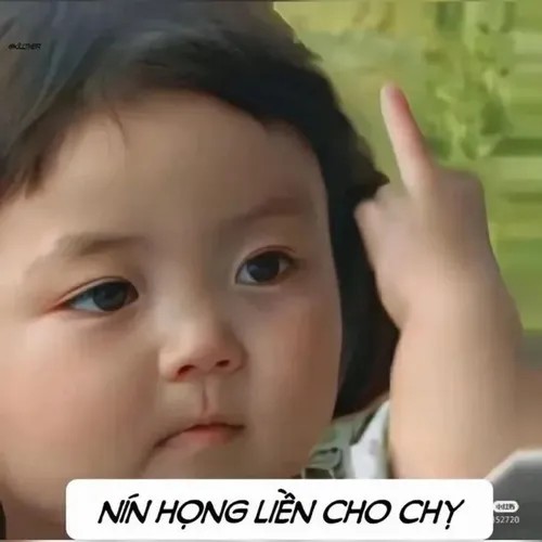 Ảnh vui em bé dơ ngón fuck giữa khung cảnh dễ thương.