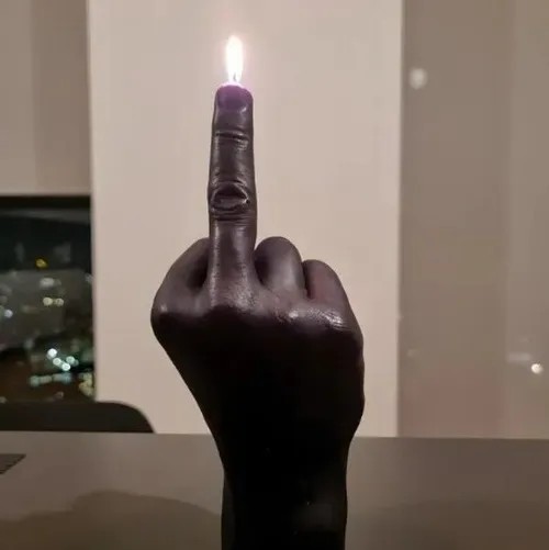 Meme bố cục trừu tượng đẩy ngón giữa thành tâm điểm