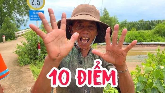 Ảnh chế hài bà cô giơ 10 ngón tay cho 10 điểm ko có nhưng