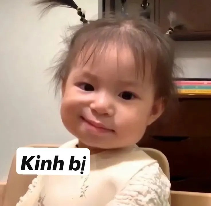 Nụ cười bé gái nhếch mép cực ngạo nghễ.
