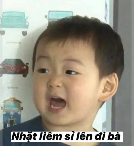 Meme cậu bé mặt nhăn há miệng giống đang cãi nhau đáng yêu
