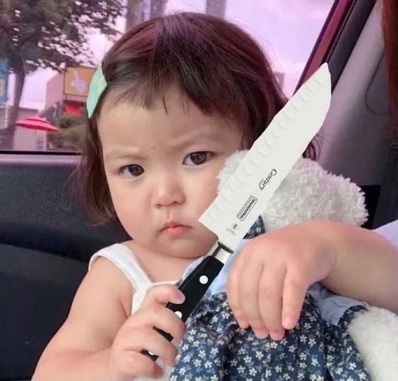 Bé gái ôm gấu bông được chỉnh sửa ghép thêm chiếc dao hài hước